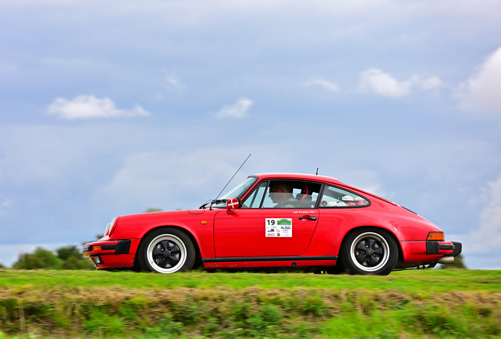 Far og søn-mandskabet, Leif Poulsen fra Fårvang og Kent L. Poulsen fra Silkeborg, blev med deres Porsche 911 Carerra fra 1976 i weekenden nr. 2 i det sjællandske DRC Classic Regularity. Dermed fører de knebent i kampen om danmarksmesterskabet i regularity rally inden sidste afdeling.
(Foto: Michael Eisenberg)